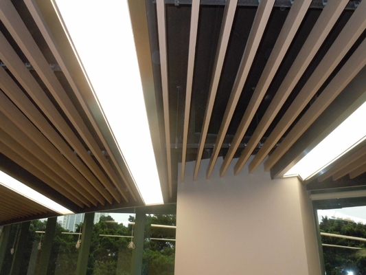 Il grano di legno di U del deflettore del soffitto di alluminio decorativo del pannello ricoperto ha sospeso i deflettori acustici del soffitto