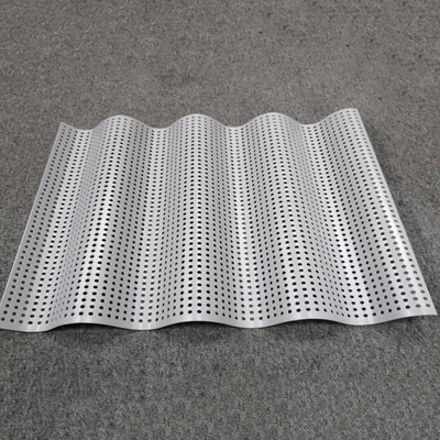 Pannelli di parete ondulati perforati di alluminio del metallo 600X2000 a prova di fuoco