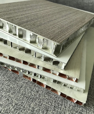 Il grano di legno di U del deflettore del soffitto di alluminio decorativo del pannello ricoperto ha sospeso i deflettori acustici del soffitto