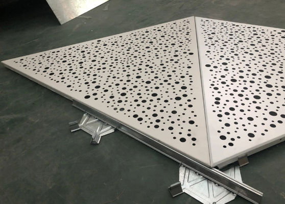 soffitto triangolare in metallo di alluminio perforato ISO9001 per il progetto aeroportuale