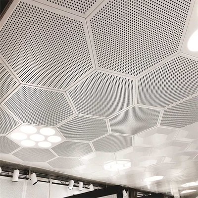 Il soffitto acustico perforato di esagono piastrella l'alluminio pre dipinto