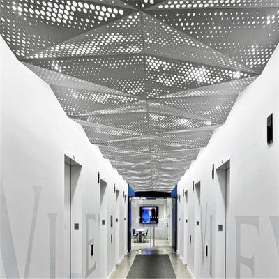 La progettazione perforata casuale di alluminio PVDF del soffitto ha ricoperto la progettazione del soffitto di corridoio