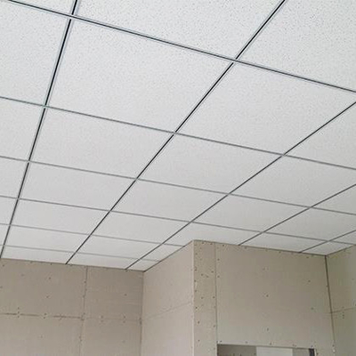 Il soffitto acustico del metallo di perforazione piastrella il pannello minerale della fibra di rivestimento della pittura bianco