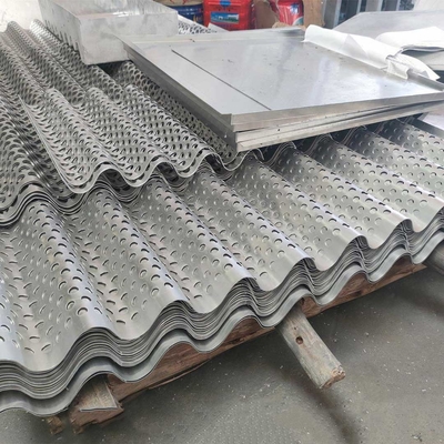 Pannelli di parete ondulati perforati di alluminio del metallo 600X2000 a prova di fuoco