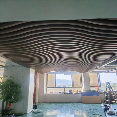 Soffitti di alluminio di Wave del deflettore di progettazione del lavoro in metallo acustico del soffitto