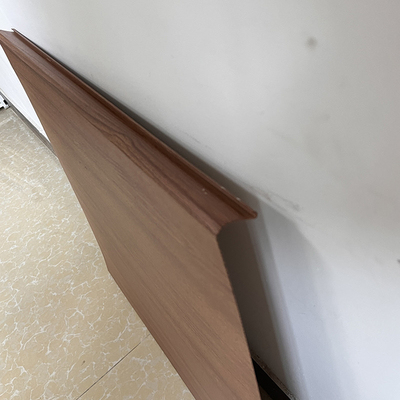 Soffitto a strisce moderno in alluminio con soffitto in metallo da 600x30x1,0 mm con legno che guarda in poliestere