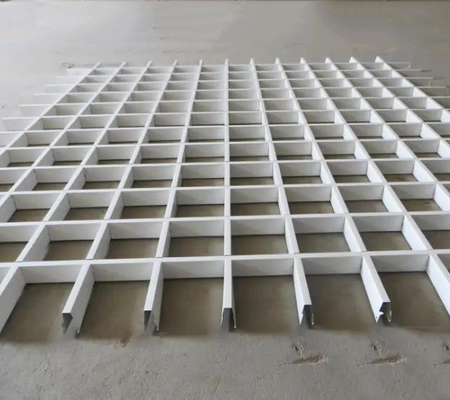 Ventilare le piastrelle del controsoffitto del metallo delle cellule Decorazione del soffitto di griglia in bianco e nero di alluminio