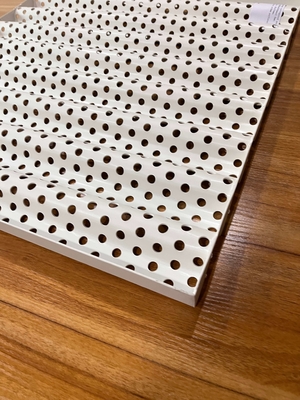 Pannello ondulato di alluminio della sinusoide 600x630x2.0mm con perforazione del diametro 10mm