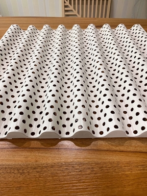 Pannello ondulato di alluminio della sinusoide 600x630x2.0mm con perforazione del diametro 10mm