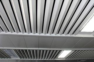 Renda incombustibile un soffitto 200x3000mm del metallo dell'alluminio dello schermo facili puliscono