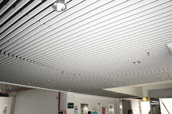 Renda incombustibile un soffitto 200x3000mm del metallo dell'alluminio dello schermo facili puliscono