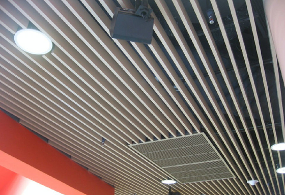 Renda incombustibile un soffitto 200x3000mm del metallo dell'alluminio dello schermo facili puliscono