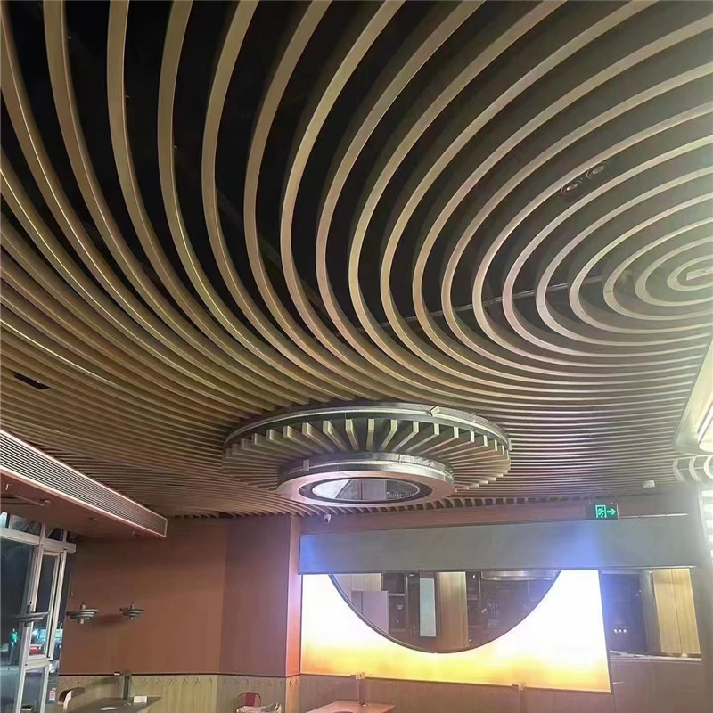 U curvo di alluminio su misura confonde la polvere di colore del soffitto RAL ricoperta